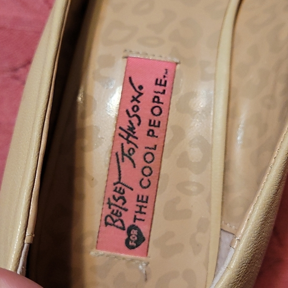 Betsy Johnson ruffled spiked leather pumps beige/tan - Picture 7 of 13